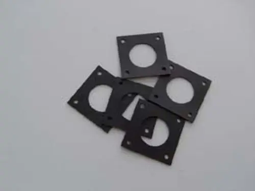 Schwarze Kunststoffplatten mit runden Ausschnitten und vier Befestigungslöchern, möglicherweise Teile eines Venturi-Systems von Remeha.